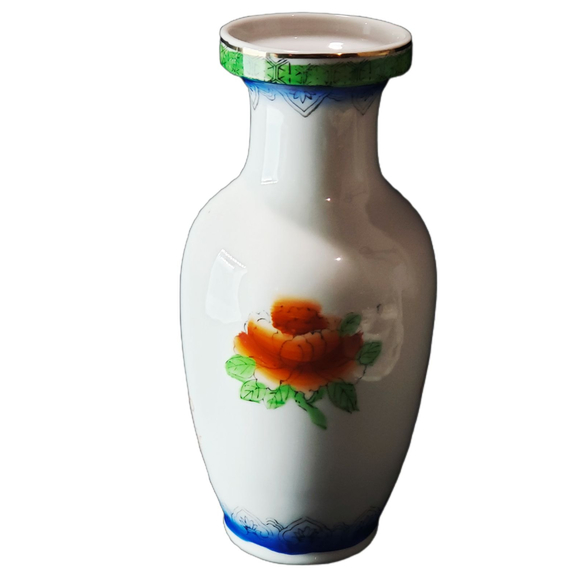 Elegant Harmony: A Timeless Japanese Vase Featuring Majestic Peacocks and Floral - Picture 3 of 5